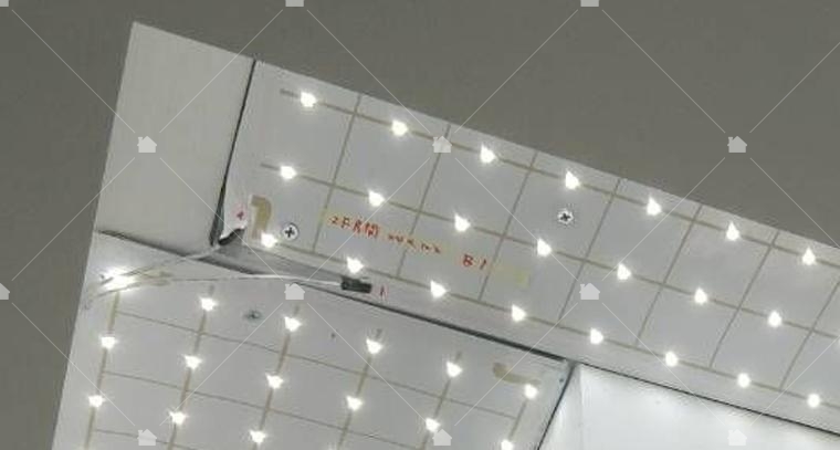 師傅們以螺絲將燈片固定在天花板上。